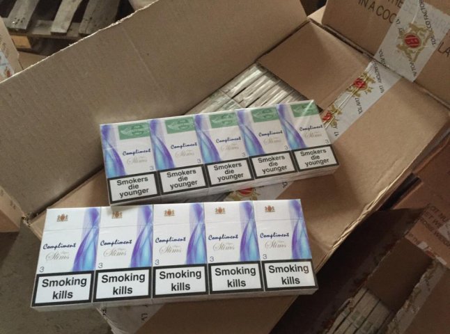 У Мукачеві на складі податкова поліція вилучила "ліві" горілки та сигарети вартістю майже 2 млн гривень