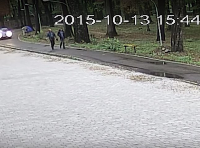У мережу виклали відео, як в Ужгороді невідомі "чорний" піар створювали