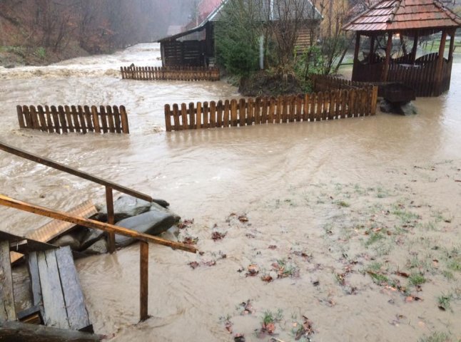 Через сильні зливи вода підтопила відомий закарпатський курорт "Лумшори"