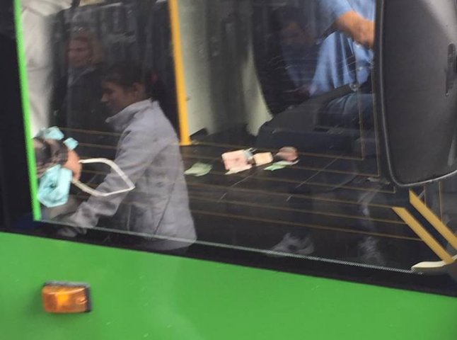 У нових автобусах Мукачева зафіксували готівкову оплату