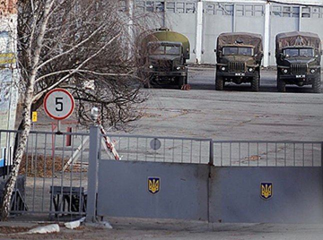В Ужгороді в терміновому порядку люди йдуть блокувати відправку внутрішніх військ у Київ