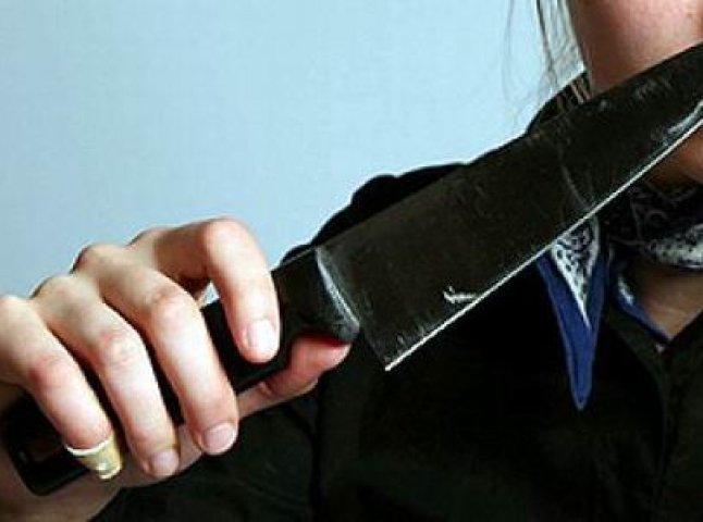 На Мукачівщині жінка встромила ножа в груди своєму благовірному