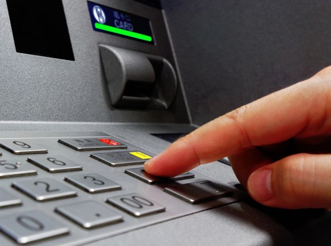 ПриватБанк і Ощадбанк встановили ліміти на зняття грошей у банкоматі
