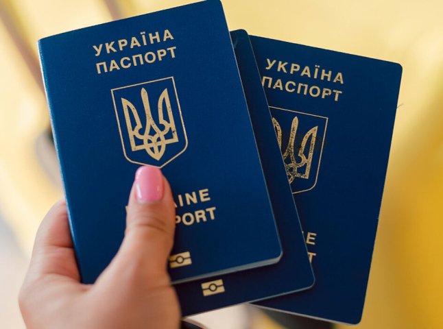 Влада опублікувала важливу інформацію для українців, які виїхали за кордон