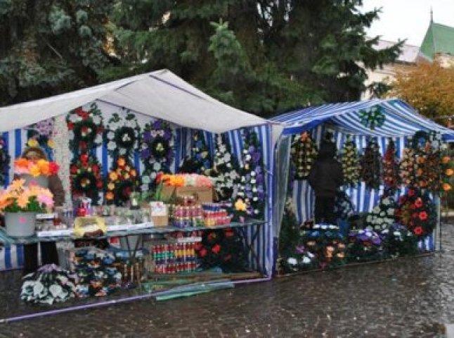 У центрі Мукачева знову продаватимуть квіти та вінки