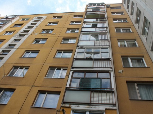 В Ужгороді із балкону на п’ятому поверсі випав чоловік