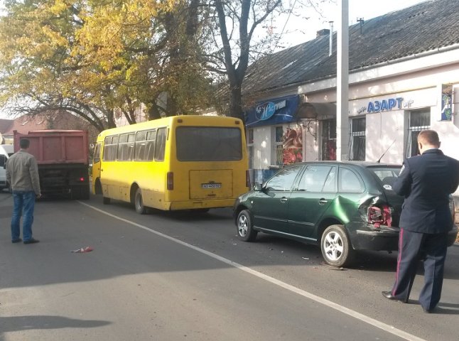 В Ужгороді в ДТП зіткнулись відразу 5 автомобілів (ФОТО)