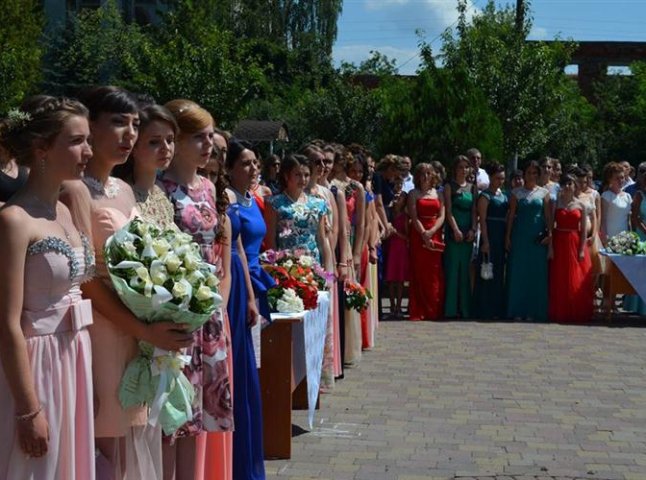 Закарпатським школярам випускний обійдеться у понад 5 тисяч гривень