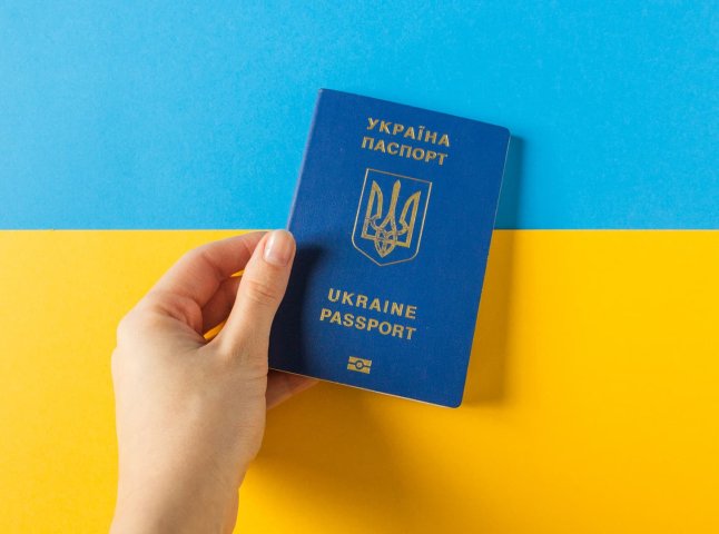 Українців за кордоном попереджають про зміни з 1 липня