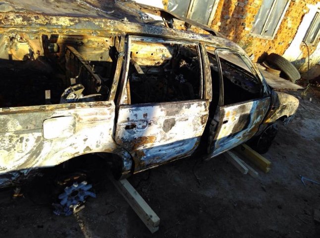 На Мукачівщині вогонь перетворив іномарку "Volkswagen Passat" у металобрухт