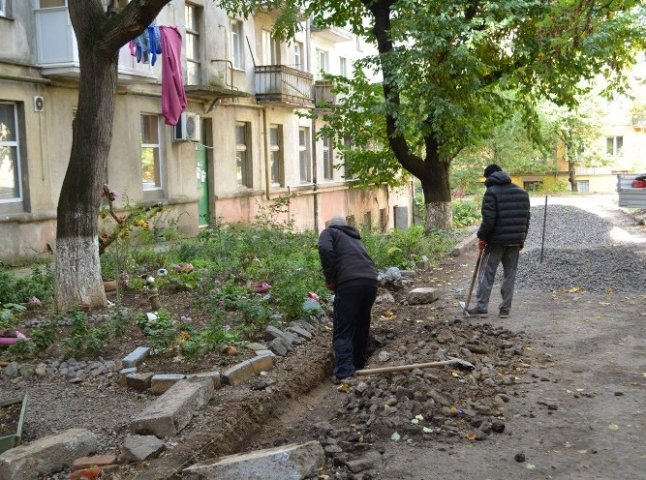 "Будуть робити? Після виборів? Все одно будуть?", – ужгородці здивувались ремонтникам у день після виборів