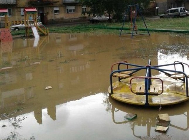 Негода створила у Мукачеві водні атракціони для дітей