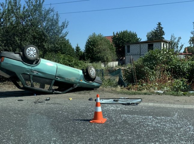 ДТП на в’їзді в Мукачево: авто перекинулось на дах