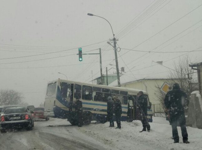 На трасі "Київ-Чоп" біля пішохідного переходу у Ракошині пасажирський автобус потрапив у ДТП