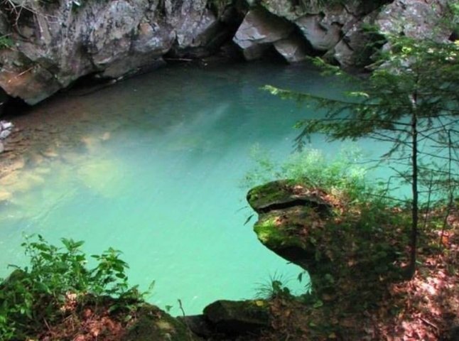 На Закарпатті є лагуна з бірюзовою водою, про яку мало хто знає
