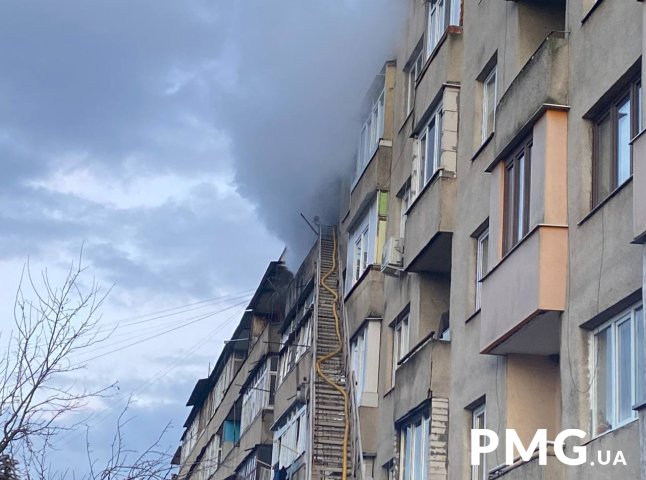 В одному з мікрорайонів Мукачева гасять пожежу в багатоповерхівці