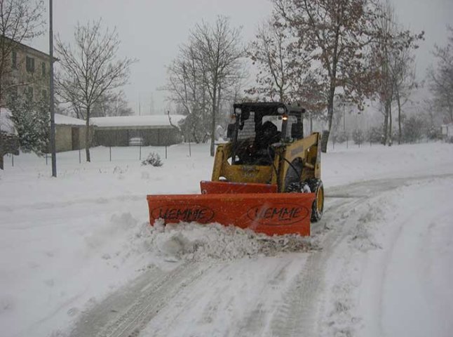Снігопад в Ужгороді: на вулиці міста виїхала спецтехніка