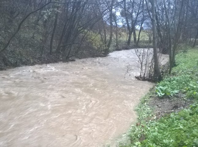 На Свалявщині через сильні опади малий потічок трансформувався у річку