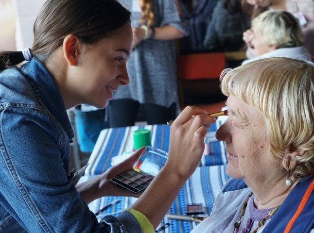 Салон краси просто неба: в Ужгороді зробили подарунок для людей похилого віку