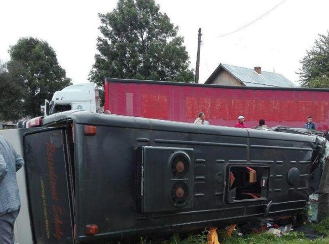 У мережі з’явилось відео з місця смертельної ДТП на Львівщині, у яку потрапили закарпатці