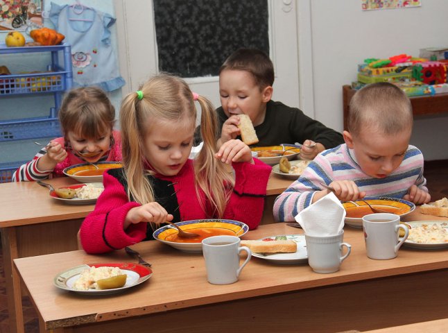 Вартість харчування в дитячих садочках по місту Хуст становить 8-9 грн., при нормі 10 гривень