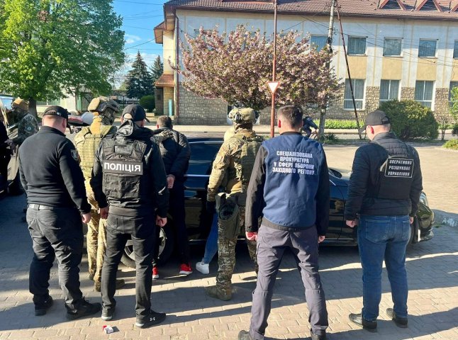 Закарпатська поліція оприлюднила відео затримання групи зловмисників