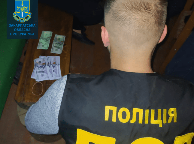 Закарпатський депутат вимагав та отримав хабар у 3 000 доларів