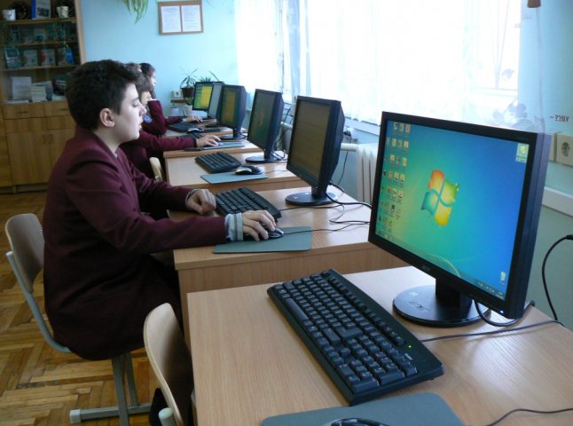 Школи Закарпаття отримають 885 сучасних комп’ютерів із Китаю