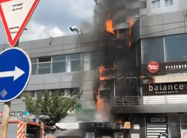 Як горить торговий центр в Ужгороді: відео з пожежі