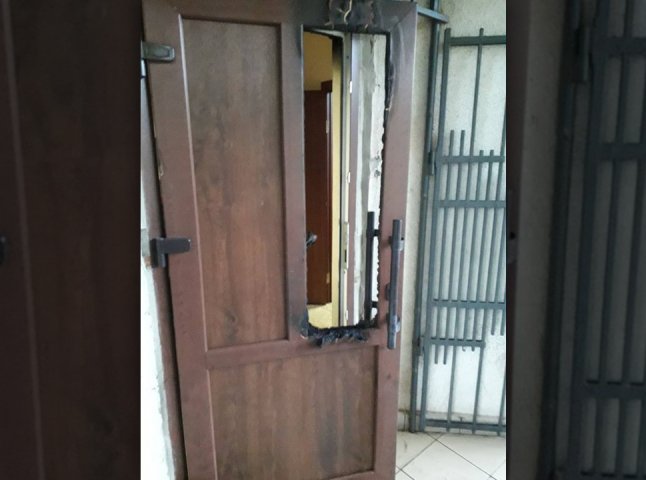 У Мукачеві горіли вхідні двері центральної районної бібліотеки