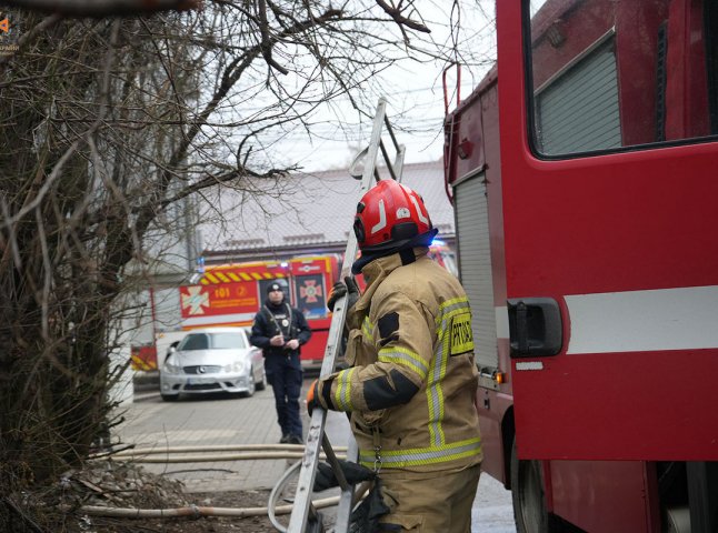 На одній із вулиць Ужгорода спалахнула пожежа