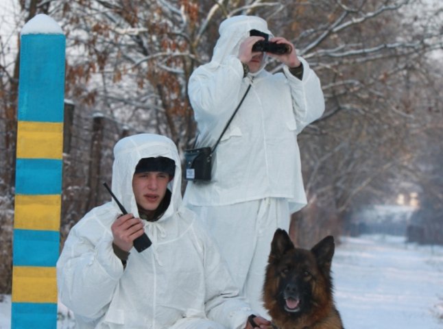 Прикордонники Мукачівського загону затримали чоловіка й жінку, які слідували через кордон з дитиною