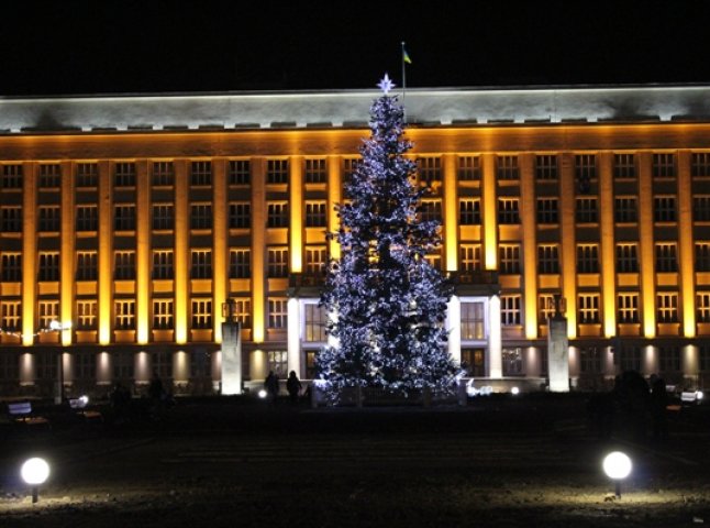 Завтра в Ужгороді з’явиться головна новорічна красуня Закарпаття
