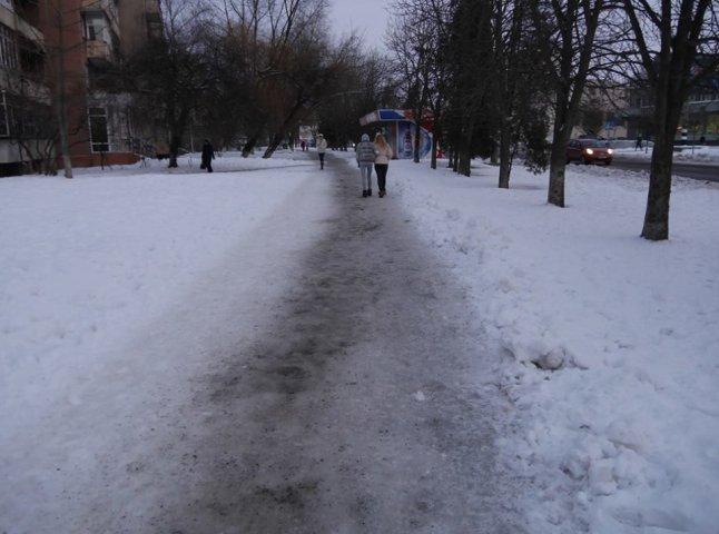 В Ужгороді триває розчистка доріг та тротуарів