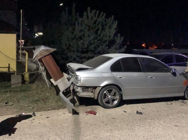 Вночі трапилась аварія. Рятувальники визволяли жінку з машини