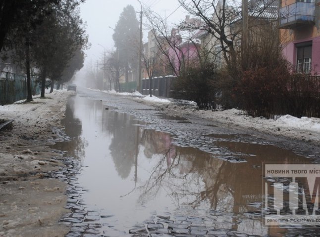 Мукачево потопає в калюжах від талого снігу (ФОТОРЕПОРТАЖ)