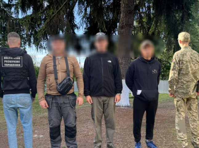 Неподалік кордону зі Словаччиною затримали трьох «грибників» Неподалік кордону зі Словаччиною затримали трьох «грибників»
