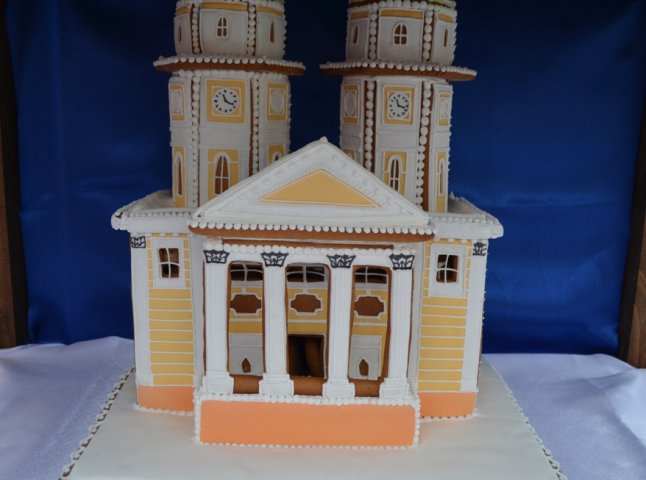 Умільці виготовили Ужгородський кафедральний собор із солодких та їстівних інгредієнтів (ФОТО)
