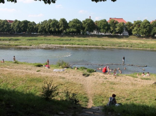 В Ужгороді немає жодного облаштованого місця для плавання