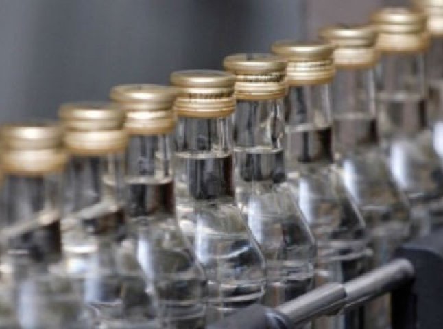 На складі мукачівського підприємця податківці знайшли 4 тисячі пляшок горілки "Справжня" без документів