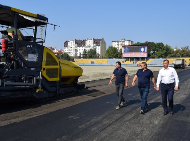 На стадіоні "Авангард" ставлять нижній шар асфальтобетонної основи під гумове покриття