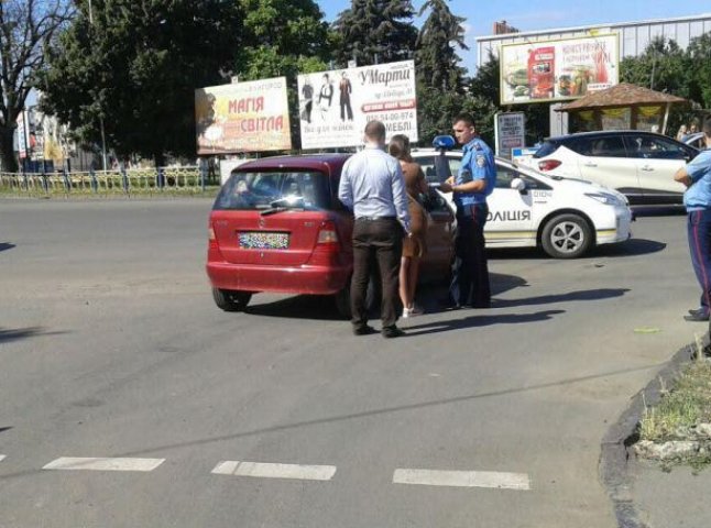 Жінка на велосипеді не роз’їхалася з "Мерседесом"