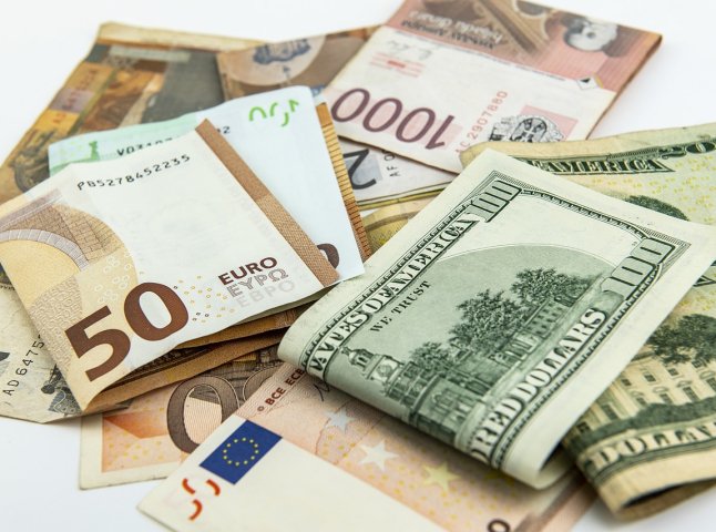 Поцупила значну суму іноземної валюти: правоохоронці затримали підозрювану