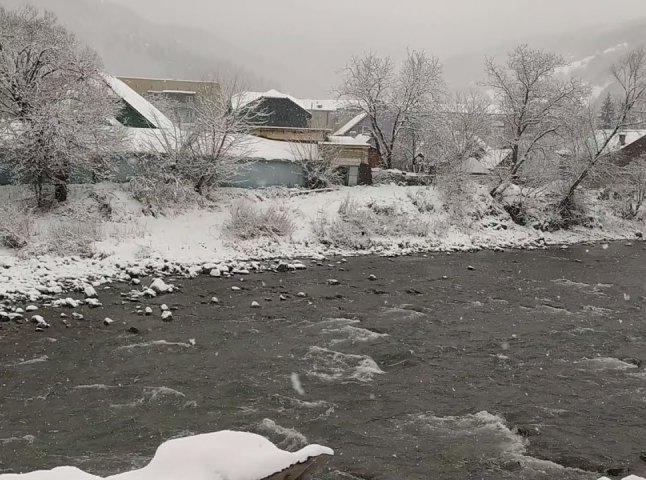 Вночі з Тиси рятували 2 чоловіків. Вони отримали переохолодження