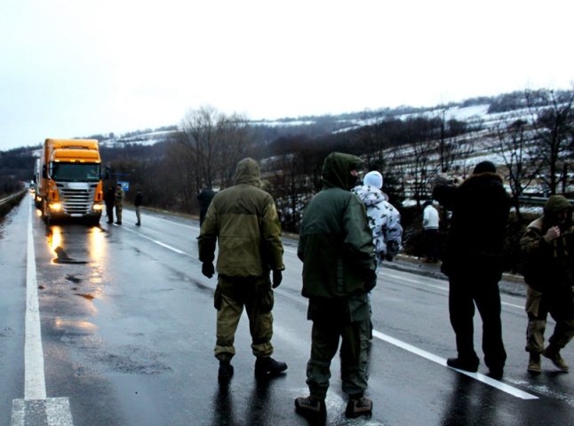 Закарпатські активісти пішли на компроміс водіям сімох вантажівок