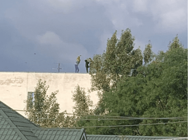 В Ужгороді діти вилізли на дах будинку, аби зробити селфі