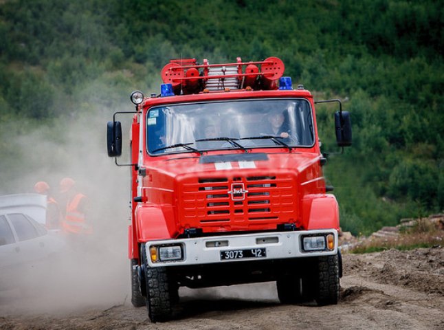 На Хустщині вогняне полум’я знищило гараж разом з автомобілем