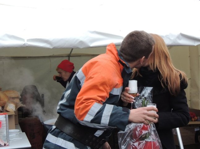 Берегівський рятувальник на пожежній машині освідчився дівчині у коханні
