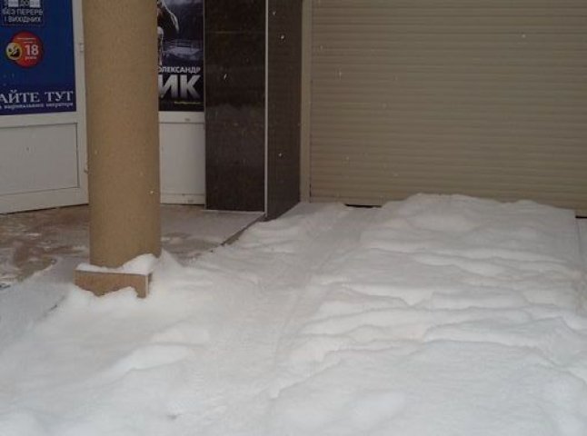 У Мукачеві за неприбраний сніг оштрафували 9 підприємців