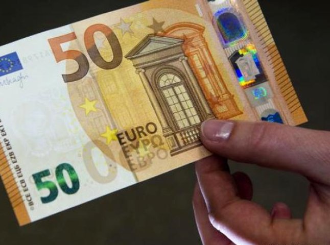 Курс євро в Україні впав до рекордної позначки